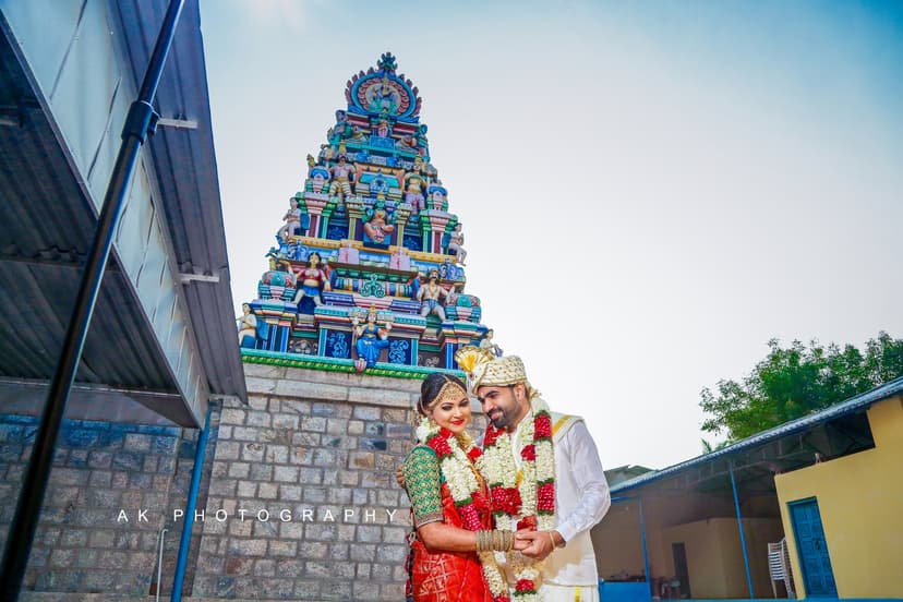 How to Capture the Perfect Couple Photoshoot in Temple?