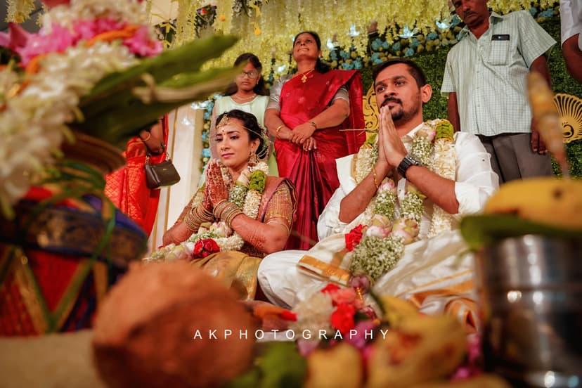 Vibrant Wedding Photoshoot of Vivek and Shweta by AK Photography in Gobichettipalayam